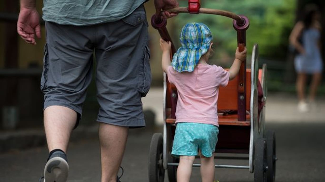 Ein Mann mit seinem Sohn