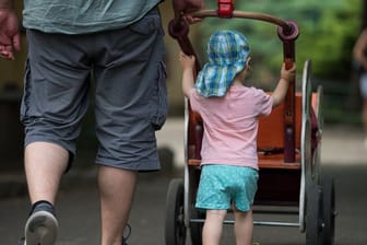 Ein Mann mit seinem Sohn