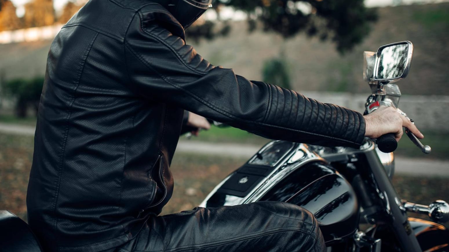 Biker in helmet poses on classical chopper Copyright: xNomadSoulx Panthermedia28075446 ,model released, Symbolfoto Biker in helmet poses on classical chopper Copyright: xNomadSoulx Panthermedia28075446 ,model released, Symbolfoto