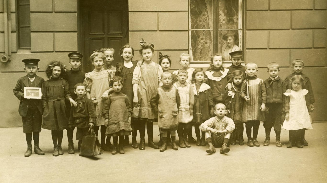 Schulkinder: Die Schiefertafel gehörte in den 1920er-Jahren zum Lernalltag.