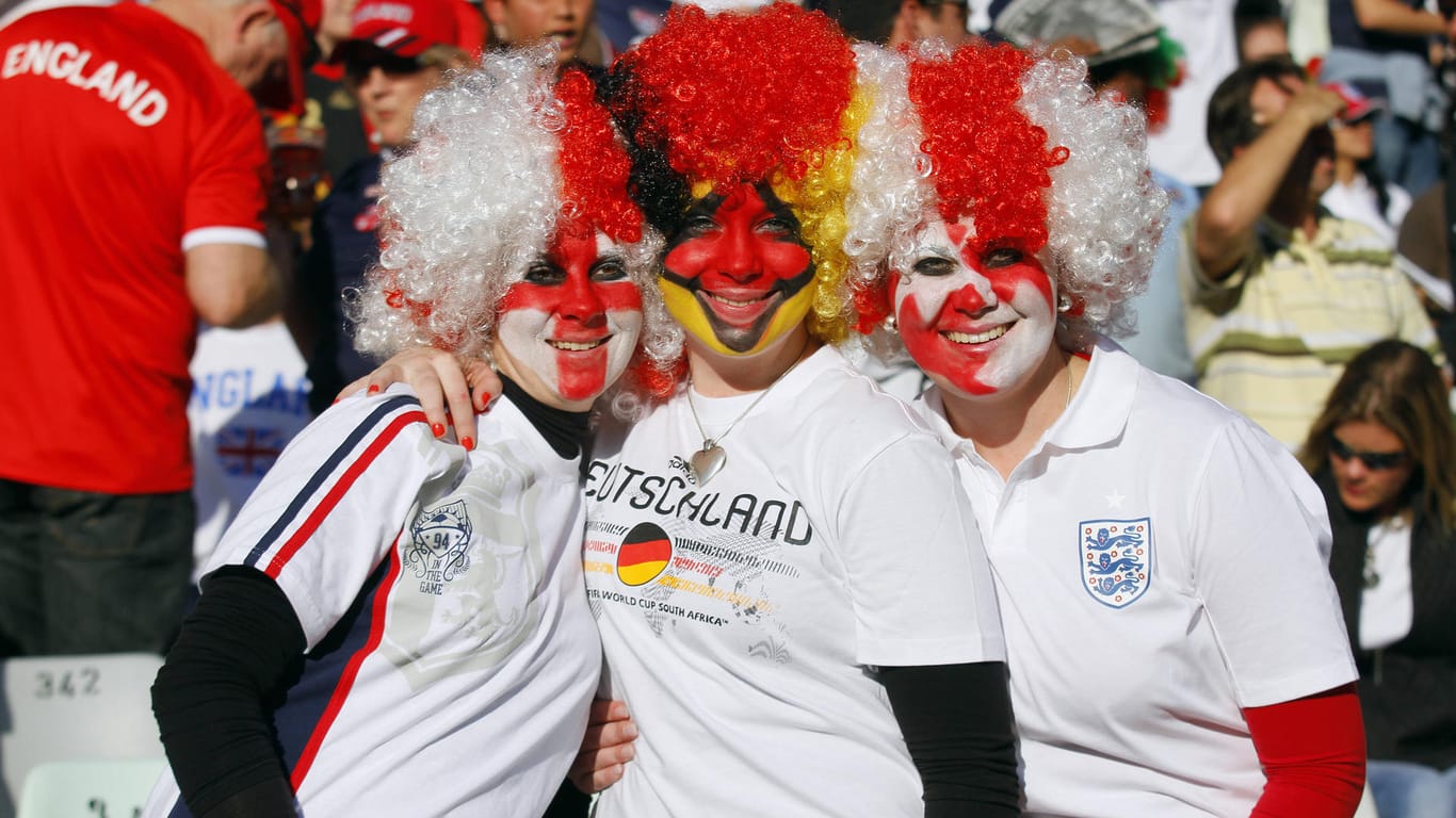 So einträchtig wie auf diesem Bild von 2010 laufen die Spiele zwischen Deutschland und England selten ab.
