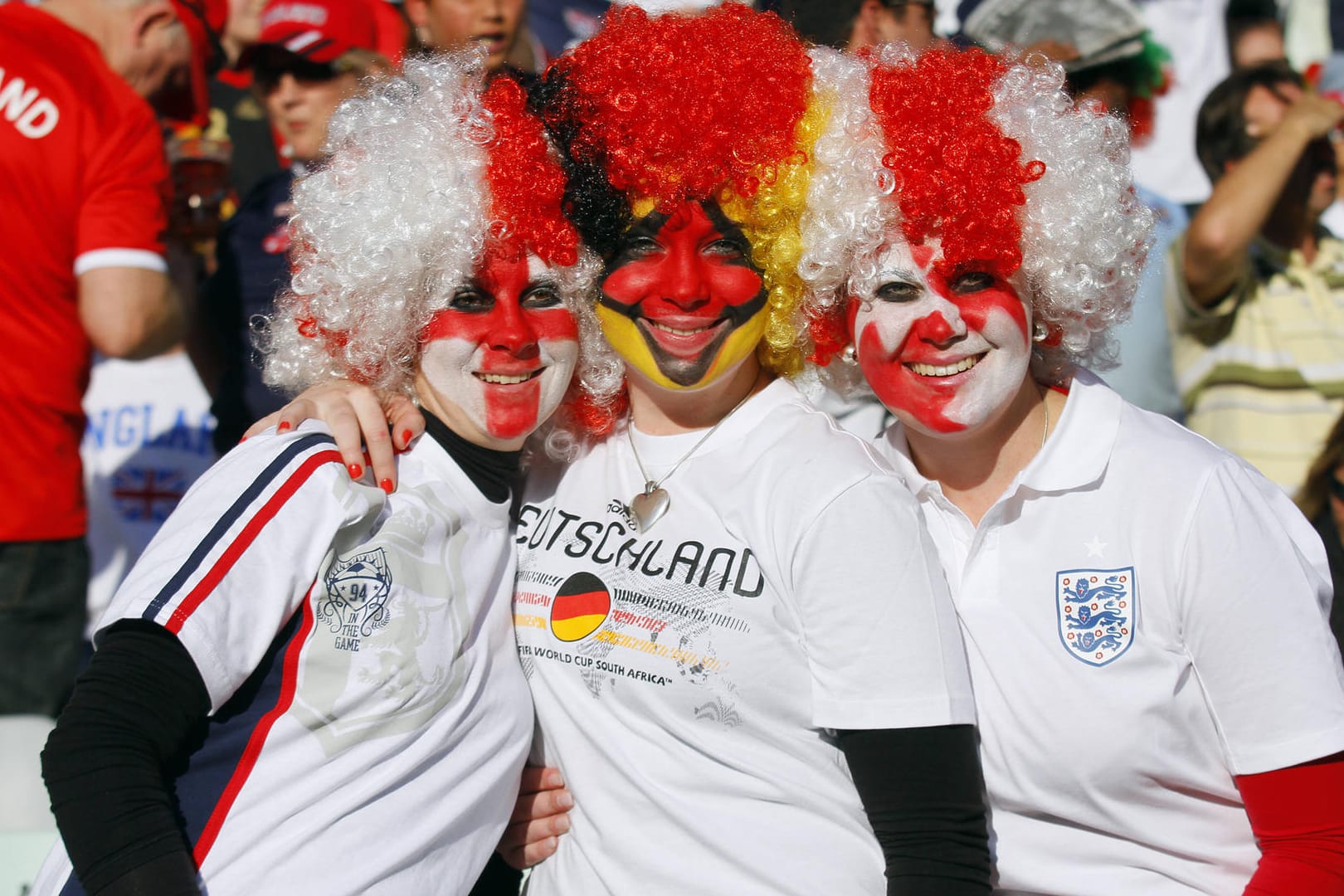 So einträchtig wie auf diesem Bild von 2010 laufen die Spiele zwischen Deutschland und England selten ab.