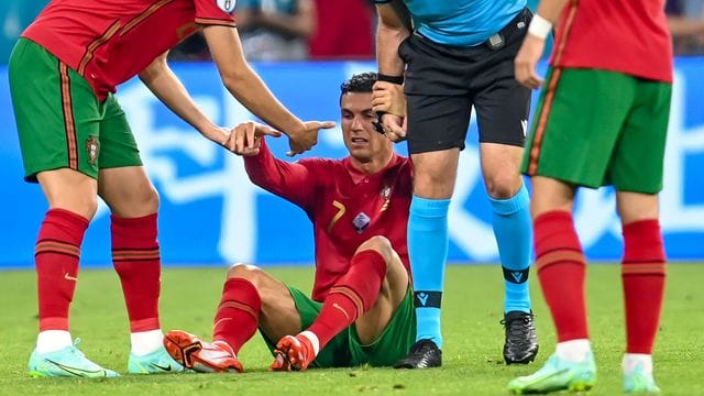 Vom Urlaub aufs Spielfeld: Portugals Diogo Dalot (l). Vom Urlaub aufs Spielfeld: Portugals Diogo Dalot (l).