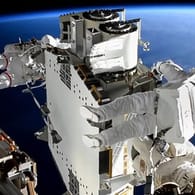Shane Kimbrough (vorne) und Thomas Pesquet arbeiten an der Solaranlage der Internationalen Raumstation ISS (Archivbild): Der US-Amerikaner hat in seiner Kindheit in Franken gelebt.