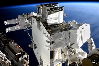 Shane Kimbrough (vorne) und Thomas Pesquet arbeiten an der Solaranlage der Internationalen Raumstation ISS (Archivbild): Der US-Amerikaner hat in seiner Kindheit in Franken gelebt.