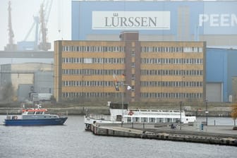Das Logo der Lürssen-Werft hängt an einer Schiffbauhalle (Archivbild): Das Unternehmen ist Ziel eines Hackerangriffs geworden.