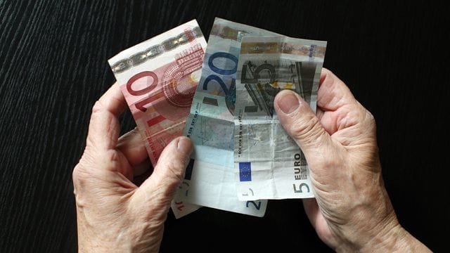 Wer von Pfändung betroffen ist, hat bald etwas mehr Geld zur Verfügung: Zum 1.