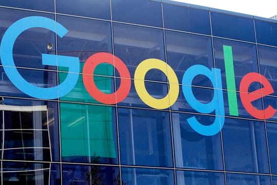 Das Logo von Google an der Fassade des Hauptsitzes des Mutterkonzerns Alphabet.