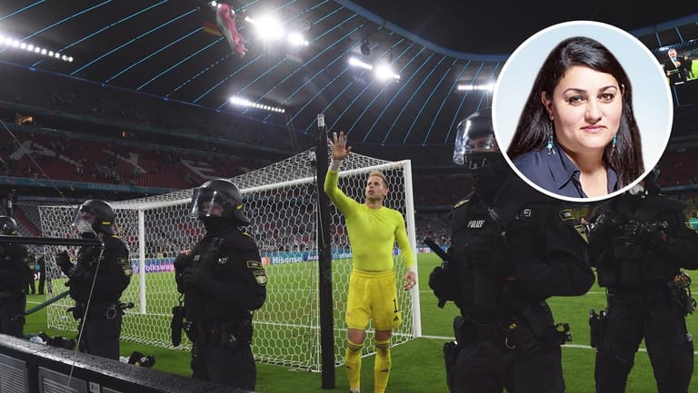 Der ungarische Torwart Péter Gulácsi verabschiedet sich nach dem Spiel gegen Deutschland von den Fans: Um Gewalt nach dem Spiel zu vermeiden, ist auch die Polizei im Stadion.
