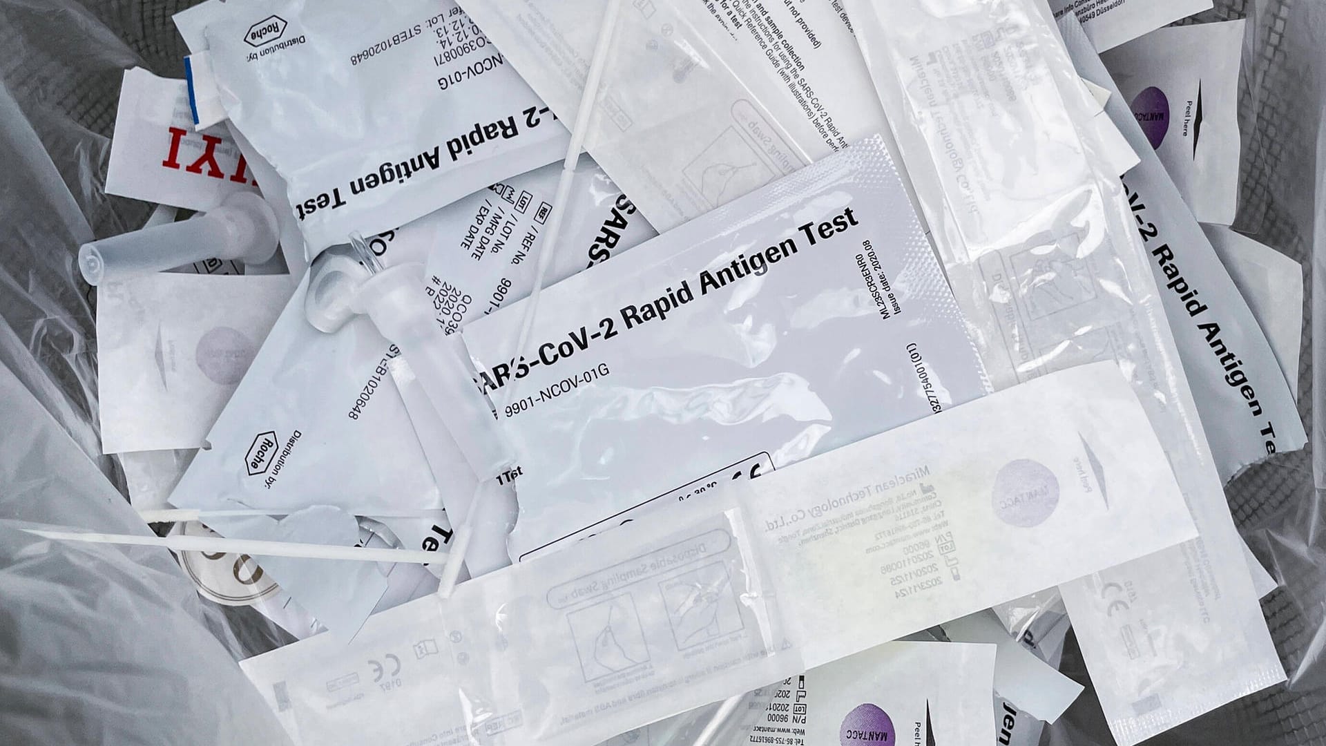 Gebrauchte Corona-Schnelltests (Symbolbild): Die Polizei ermittelt gegen drei Verdächtige, die über Scheinfirmen Betrug mit Corona-Tests betrieben haben sollen. Gebrauchte Corona-Schnelltests (Symbolbild): Die Polizei ermittelt gegen drei Verdächtige, die über Scheinfirmen Betrug mit Corona-Tests betrieben haben sollen.