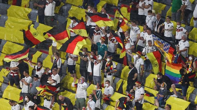 Es hatte Befürchtungen gegeben, die Zahl der positiven Tests könnte nach dem Spiel gegen Ungarn ansteigen: Fans feiern auf der Tribüne.