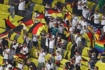 Es hatte Befürchtungen gegeben, die Zahl der positiven Tests könnte nach dem Spiel gegen Ungarn ansteigen: Fans feiern auf der Tribüne.