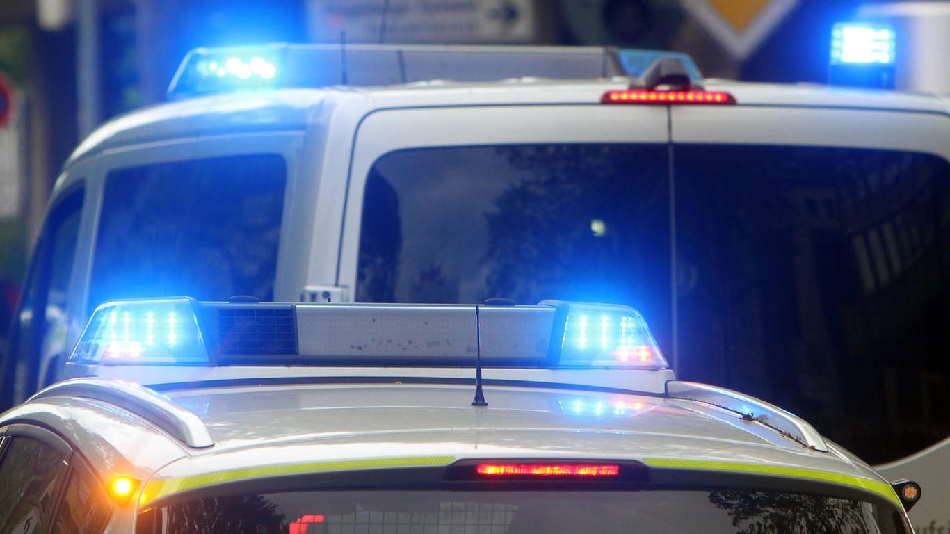 Polizeiwagen mit Blaulicht: Der Verdächtige ließ sich ohne Widerstand festnehmen (Symbolbild).
