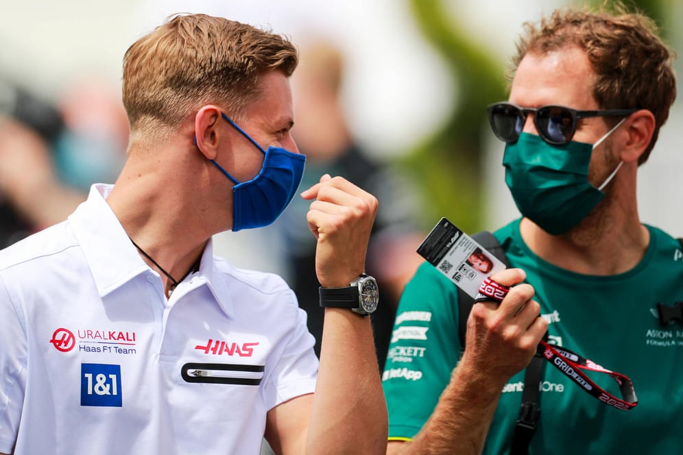 Mick Schumacher und Sebastian Vettel (r.): Die beiden Formel-1-Fahrer verstehen sich gut, trotz Konkurrenz der Rennställe.