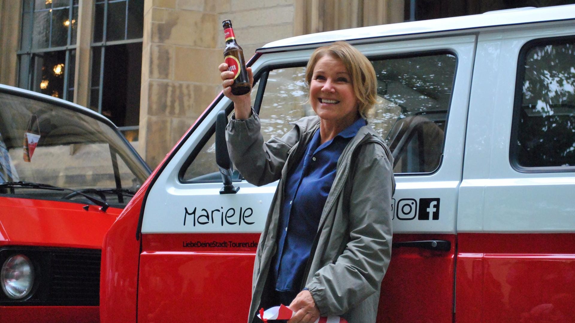 Mariele Millowitsch mit dem Tauf-Kölsch am Bulli "Mariele": Die Schauspielerin ist großer VW-Bus-Fan.