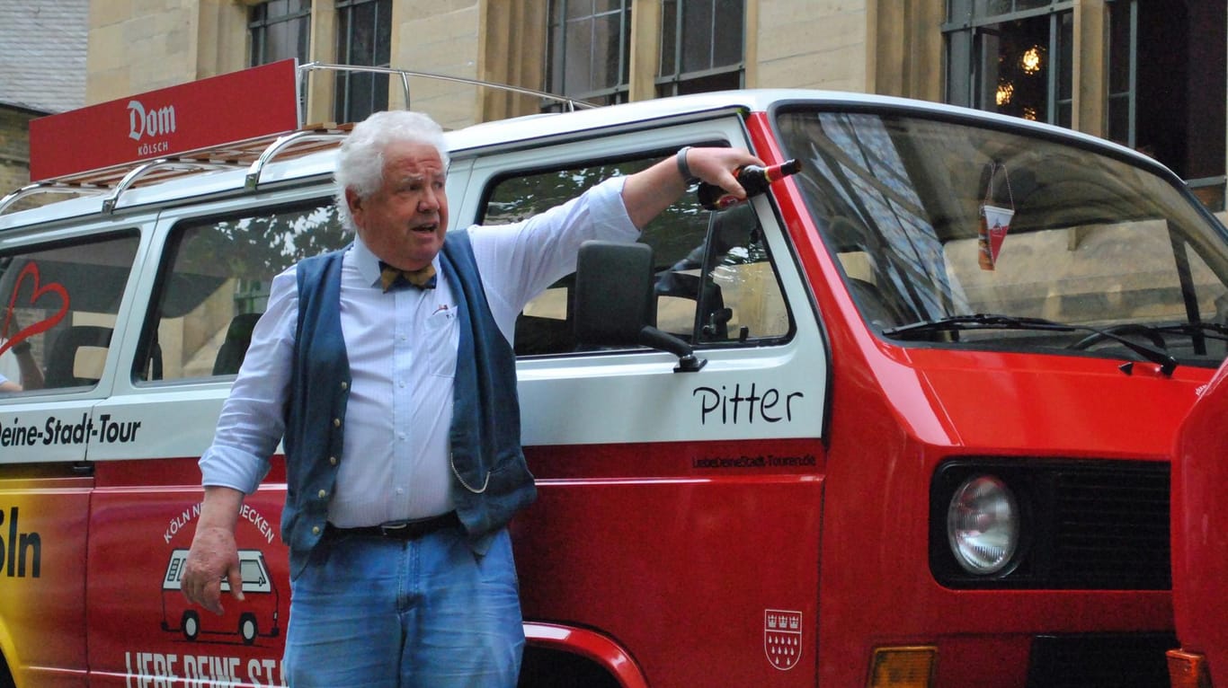 Peter Millowitsch tauft "seinen" VW-Bus: Der Schauspieler ist früher zu Bundeswehrzeiten selbst mit einem Bulli gefahren.