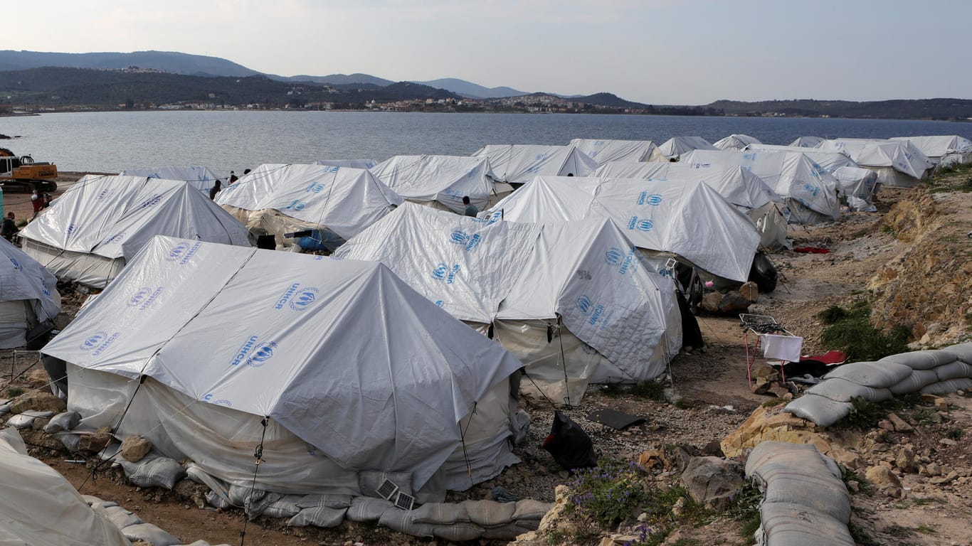 Zelte in Mavrovouni: Das Camp liegt direkt am Meer und ist oft starken Winden ausgesetzt.