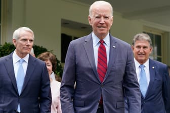 US-Präsident Biden mit Senatoren Portman (li.) und Manchin (re.): Die USA bekommen ein großes Infrastrukturprogramm.