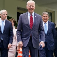 US-Präsident Biden mit Senatoren Portman (li.) und Manchin (re.): Die USA bekommen ein großes Infrastrukturprogramm.