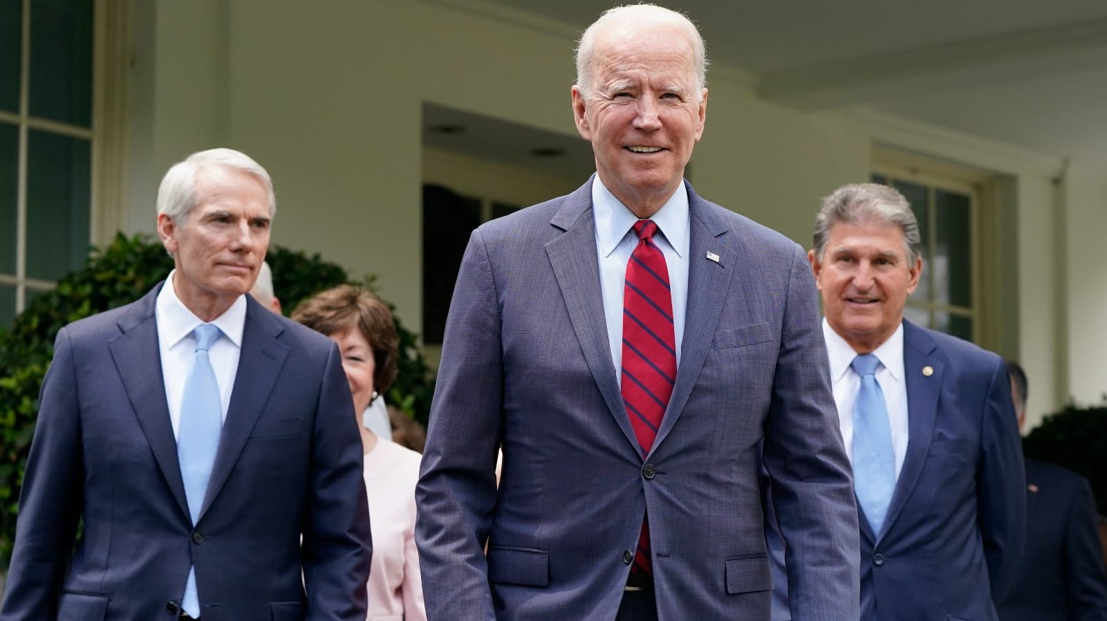 US-Präsident Biden mit Senatoren Portman (li.) und Manchin (re.): Die USA bekommen ein großes Infrastrukturprogramm.