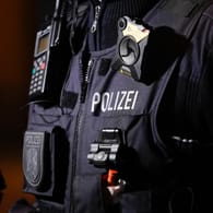 Die Ausrüstung eines Polizisten (Symbolbild): Im Großraum Frankfurt hat die Polizei über 100 Kilogramm Drogen beschlagnahmt.