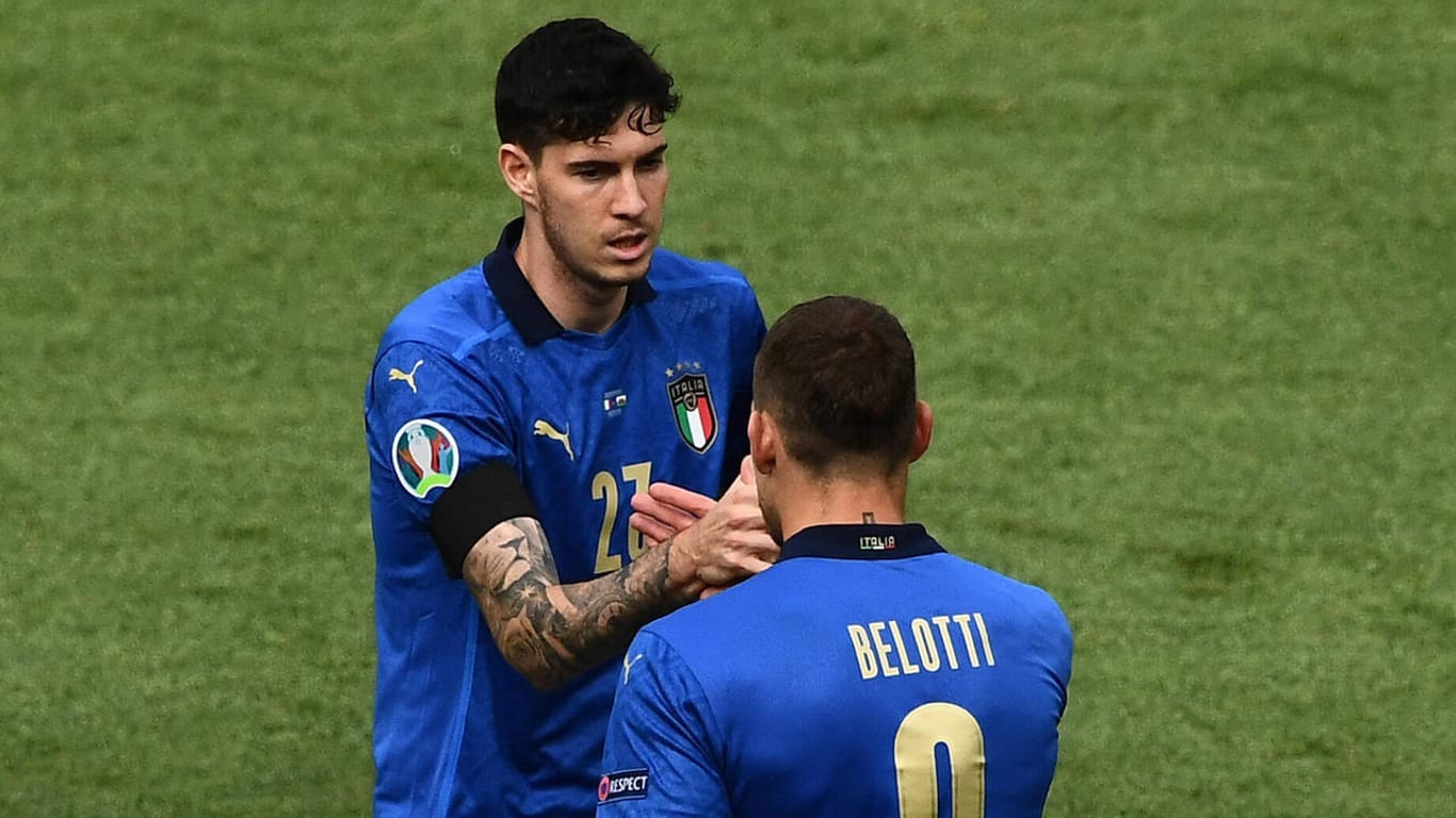 Alessandro Bastoni und Andrea Belotti (v.): In der italienischen Nationalmannschaft herrscht ein enges Teamverhältnis.