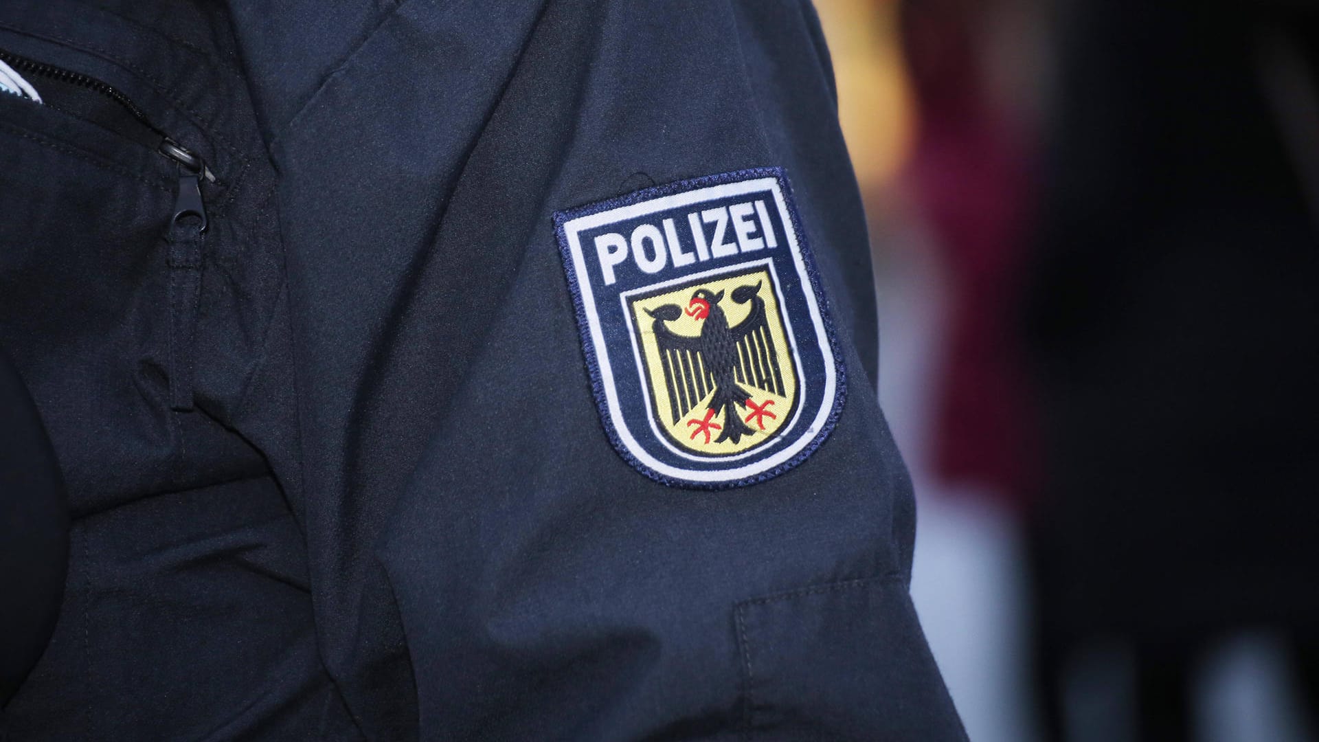 Nahaufnahme eines Polizisten mit dem Wappen des Bundesadlers (Symbolbild): Im Kölner Hauptbahnhof soll ein Mann eine 33-jährige hochschwangere Frau sexuell belästigt haben. Nahaufnahme eines Polizisten mit dem Wappen des Bundesadlers (Symbolbild): Im Kölner Hauptbahnhof soll ein Mann eine 33-jährige hochschwangere Frau sexuell belästigt haben.