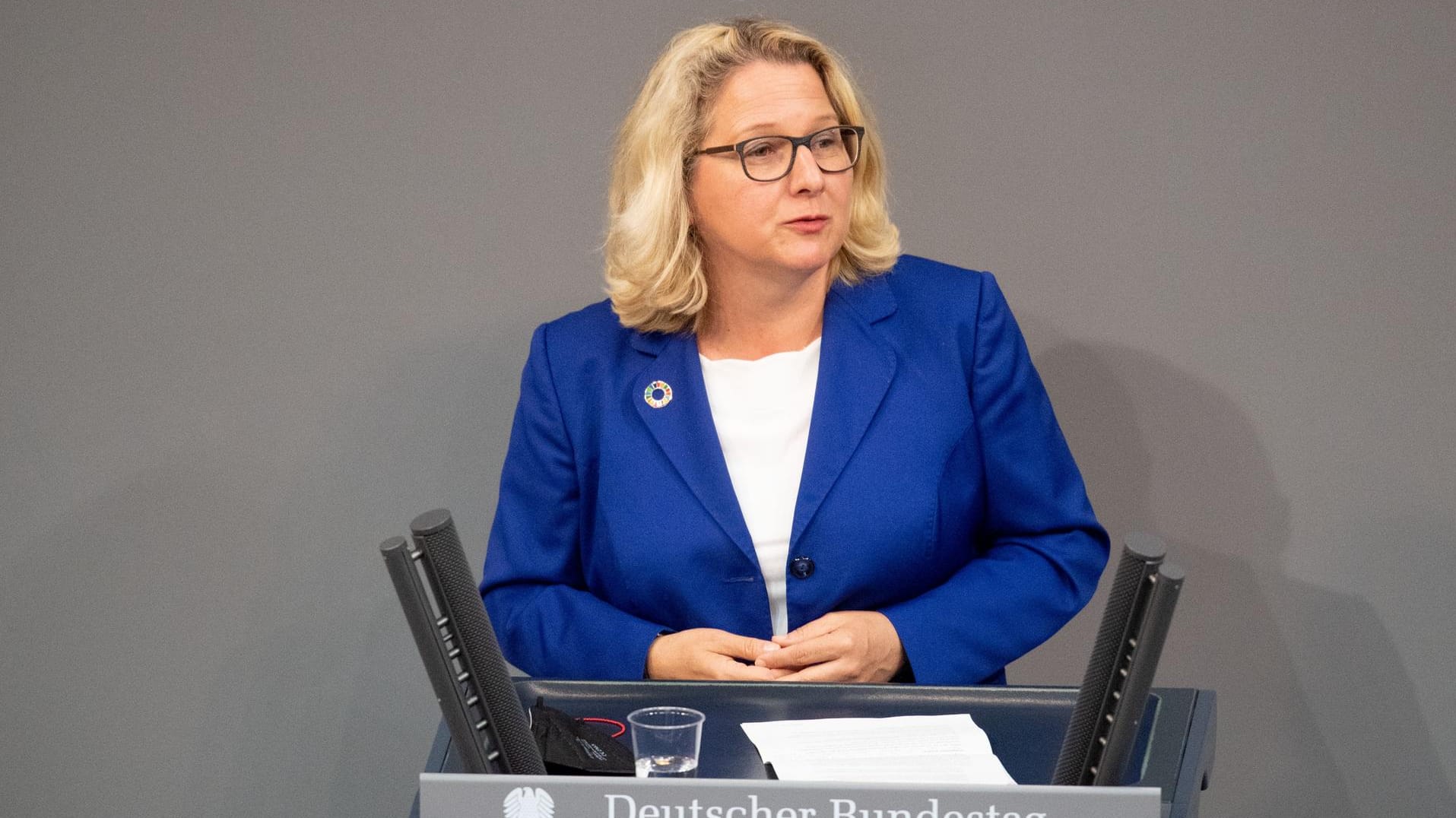 Umweltministerin Svenja Schulze spricht im Bundestag: "Wir wollen 2045 treibhausgasneutral wohnen, wirtschaften, mobil sein."