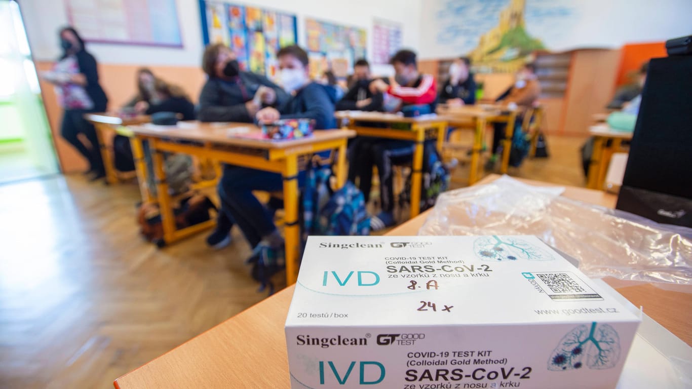 Corona-Schnelltests in einem Klassenzimmer (Symbolbild): In einer Berliner Grundschule hat es einen Corona-Ausbruch gegeben.