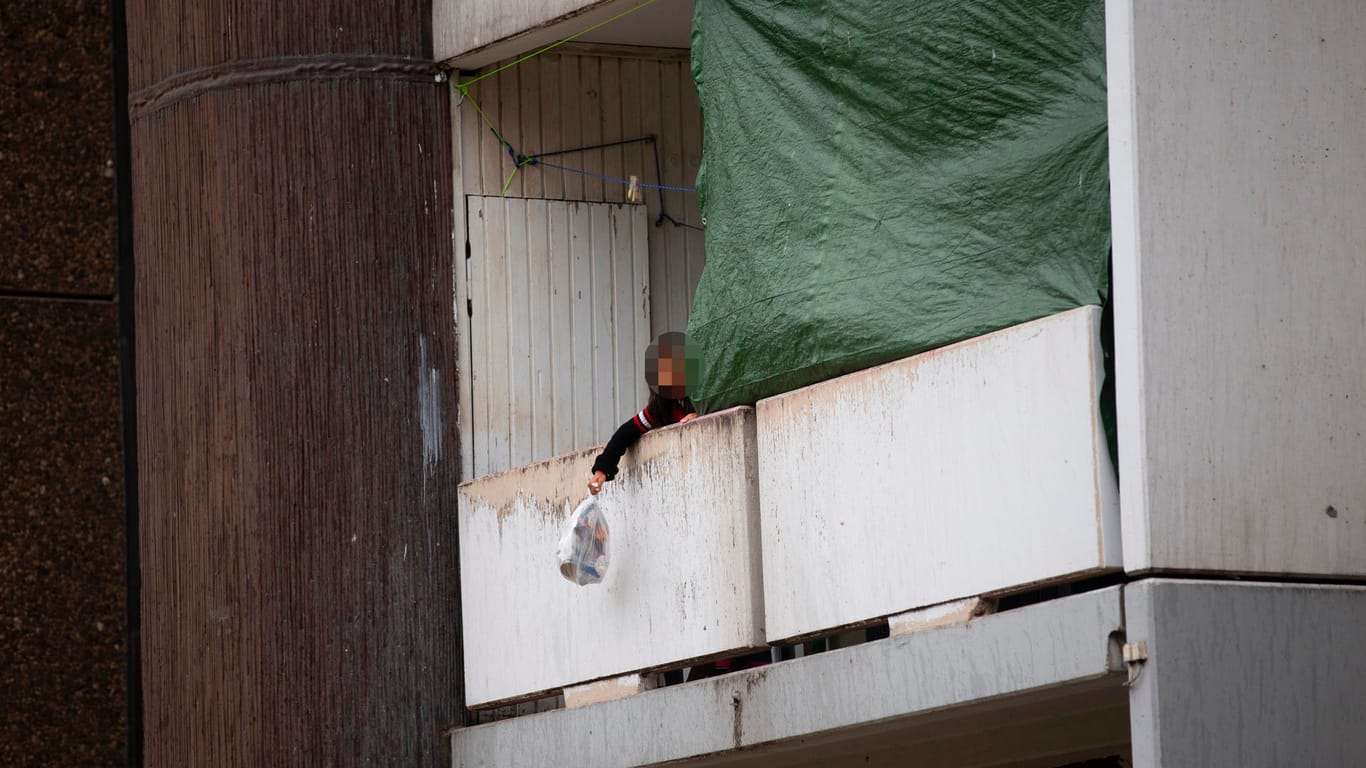 Ein Kind lässt einen Müllbeutel vom Balkon fallen: Viele Mieterinnen und Mieter entsorgen ihren Unrat weiterhin über Würfe aus der Wohnung, was die Ratten sofort anlockt.