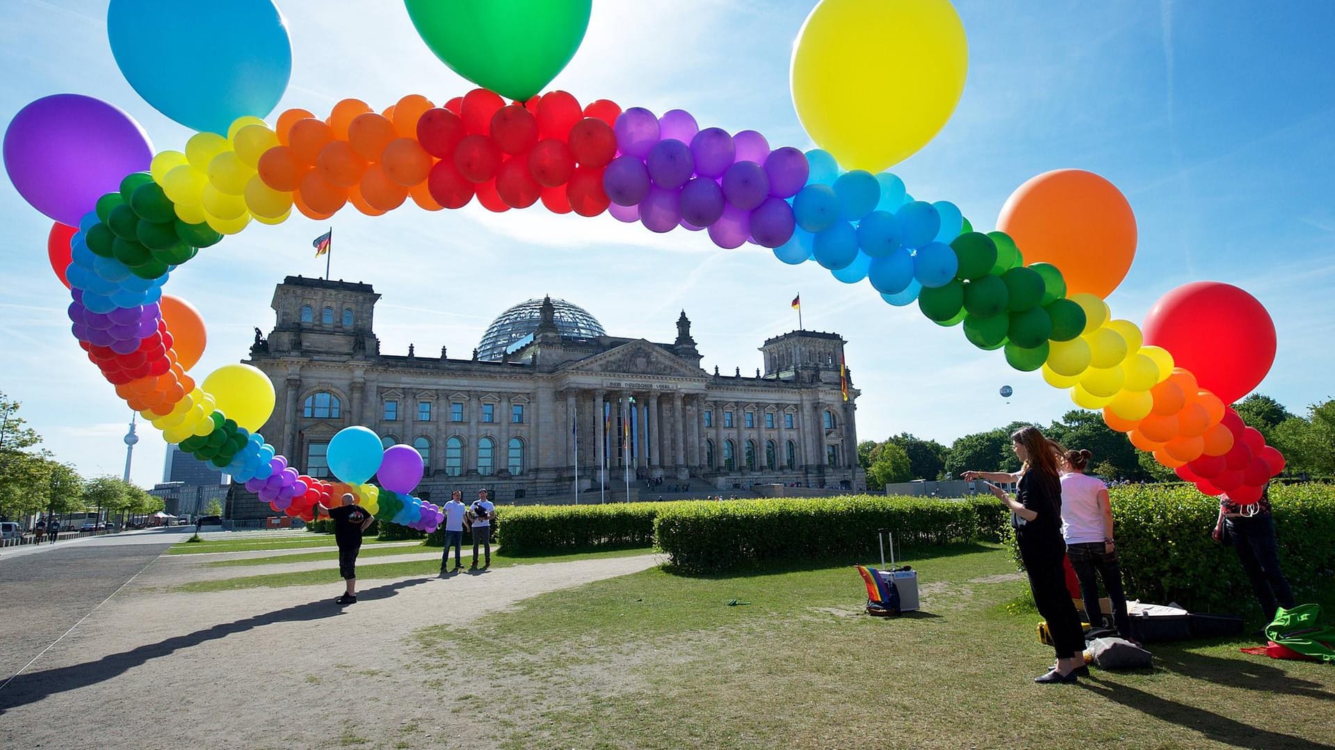 Regenbogen aus Luftballons vor dem Reichstag (Archivbild): Anspruch und Wirklichkeit der Queerpolitik der Groko klaffen auseinander.