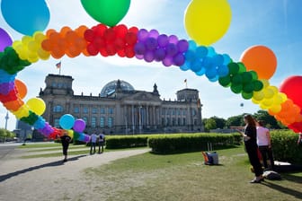 Regenbogen aus Luftballons vor dem Reichstag (Archivbild): Anspruch und Wirklichkeit der Queerpolitik der Groko klaffen auseinander.