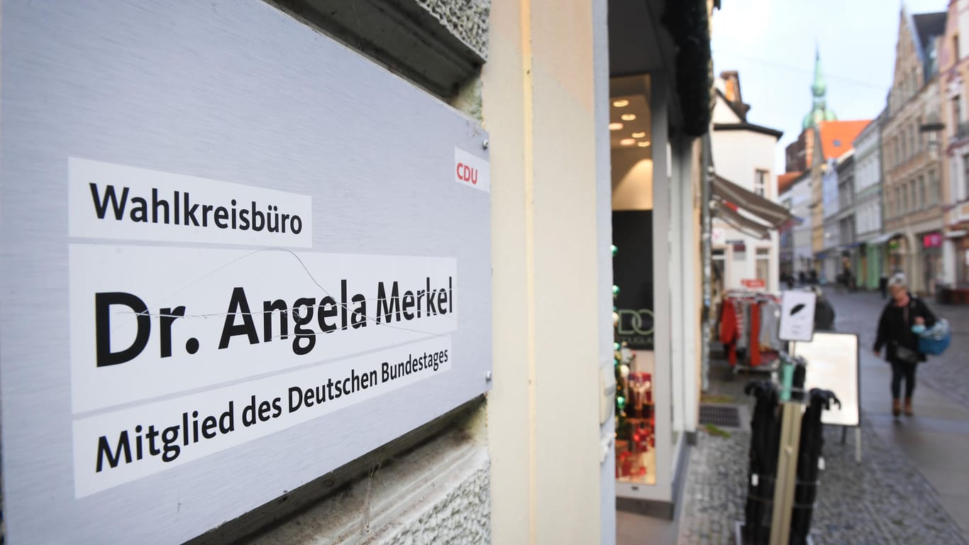 Merkels Wahlkreisbüro: Wegen eines dort abgelegten Pakets in der Innenstadt von Stralsund gab es Bombenalarm (Archivfoto).