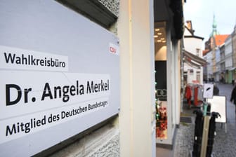 Merkels Wahlkreisbüro: Wegen eines dort abgelegten Pakets in der Innenstadt von Stralsund gab es Bombenalarm (Archivfoto).