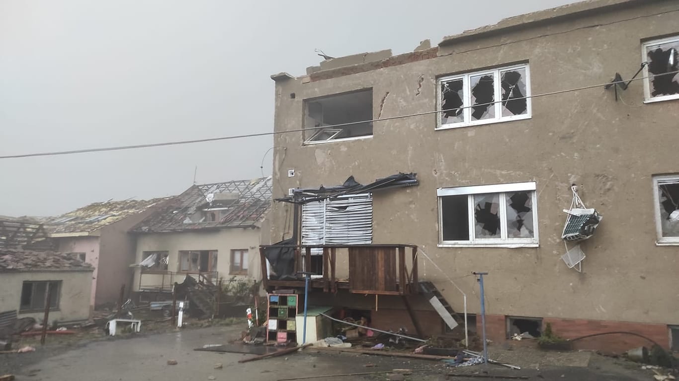 Schwere Verwüstungen: Ein Tornado hat im Süden Tschechiens in Grenznähe zu Österreich große Schäden verursacht.