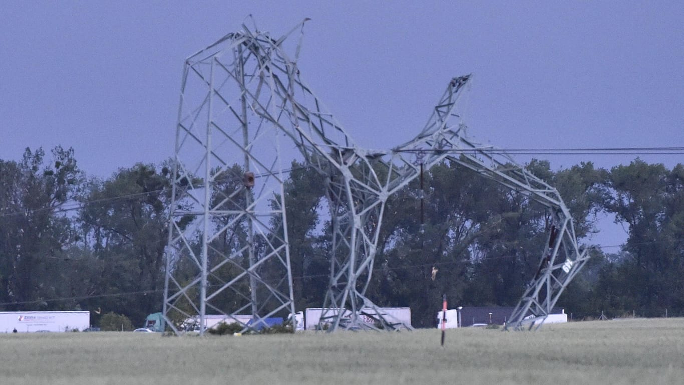 Zerstörter Hochspannungsmast: In der Unwetterregion fiel flächendeckend der Strom aus.