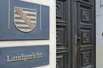 Das Schild am Eingang zum Landgericht Leipzig (Symbolbild): Der Mann wurde bereits 2018 verurteilt, das Urteil aber teilweise wieder zurückgenommen.
