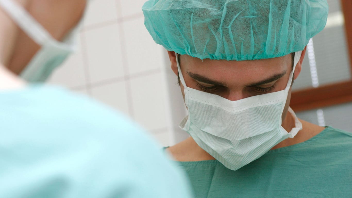 Arzt mit einer Schutzmaske (Symbolbild): Das RKI meldet 774 Corona-Neuinfektionen.