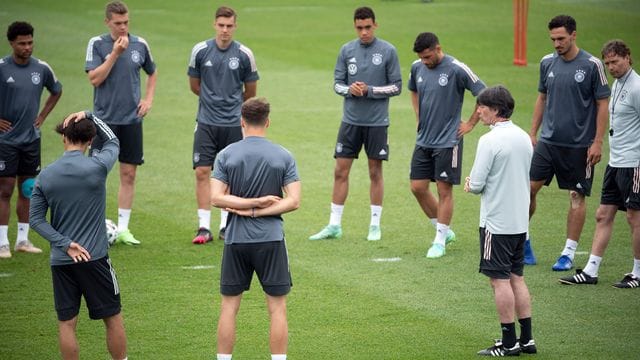 Joachim Löw will seine EM-Spieler vor dem Klassiker gegen England erstmal richtig durchatmen lassen.