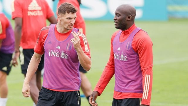 Sind bereit für Portugal und "CR7": Thomas Meunier (l) und Belgien-Torjäger Romelu Lukaku.