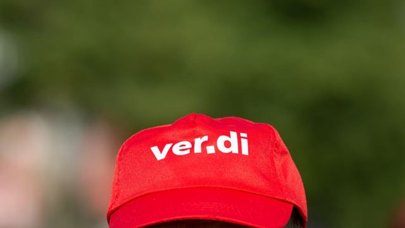 Ein Angestellter trägt eine Mütze mit dem Verdi-Logo (Symbolbild): Zwei Tage wollen die Gewerkschaftsmitglieder streiken.