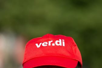 Ein Angestellter trägt eine Mütze mit dem Verdi-Logo (Symbolbild): Zwei Tage wollen die Gewerkschaftsmitglieder streiken.
