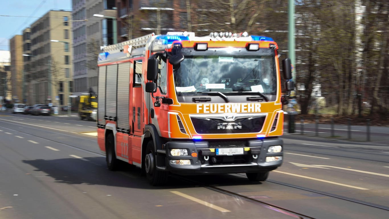 Ein Löschfahrzeug der Feuerwehr (Symbolbild): Noch ist nicht klar, ob die Frau wegen des Feuers gestorben ist.