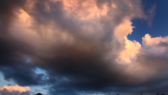 Wolken leuchten im Abendlicht