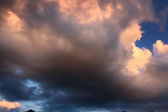 Wolken leuchten im Abendlicht