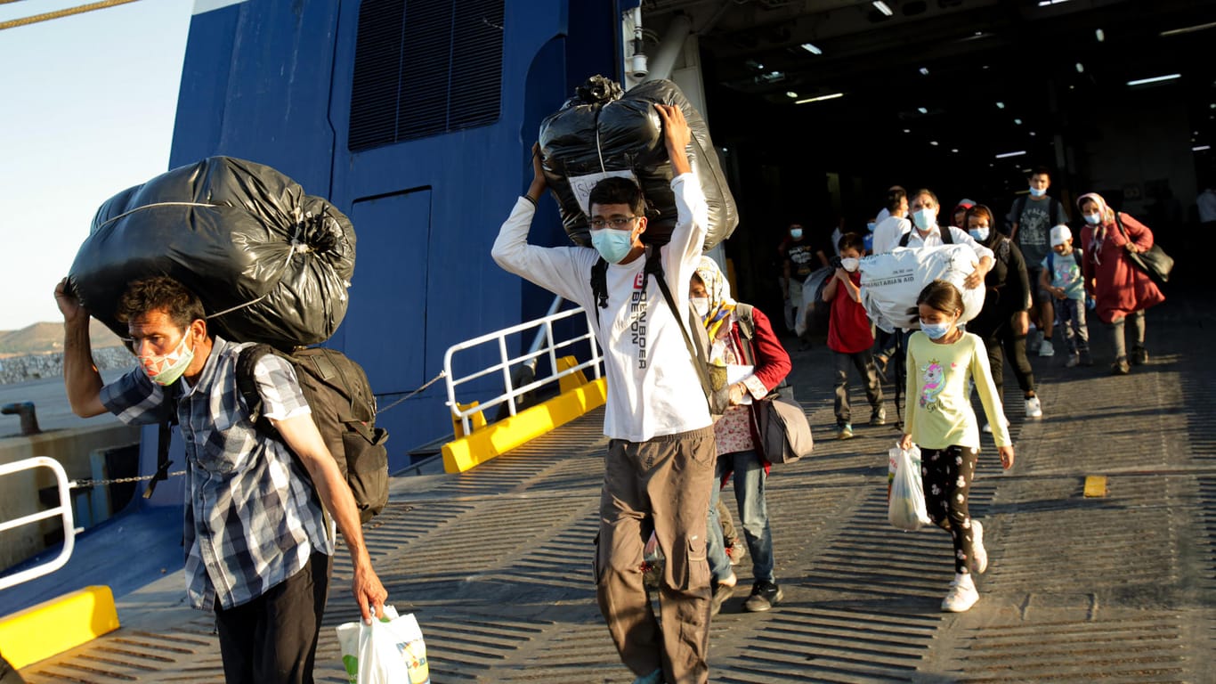 Migranten werden von Lesbos auf das griechische Festland gebracht: In der EU gibt es noch immer keinen Verteilmechanismus für Asylbewerber.