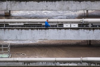 Ein Mitarbeiter steht auf dem Gelände des Zentralklärwerks auf einem Steg im Klärbecken: Mit dem Ausbau soll auch die Reinigungsstufe des Wassers gesteigert werden.