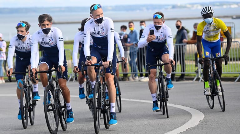 Chris Froome und Teamkollegen bei der Präsentation der Teams vor dem Start der Tour de France: Die erste Etappe beginnt in Brest.