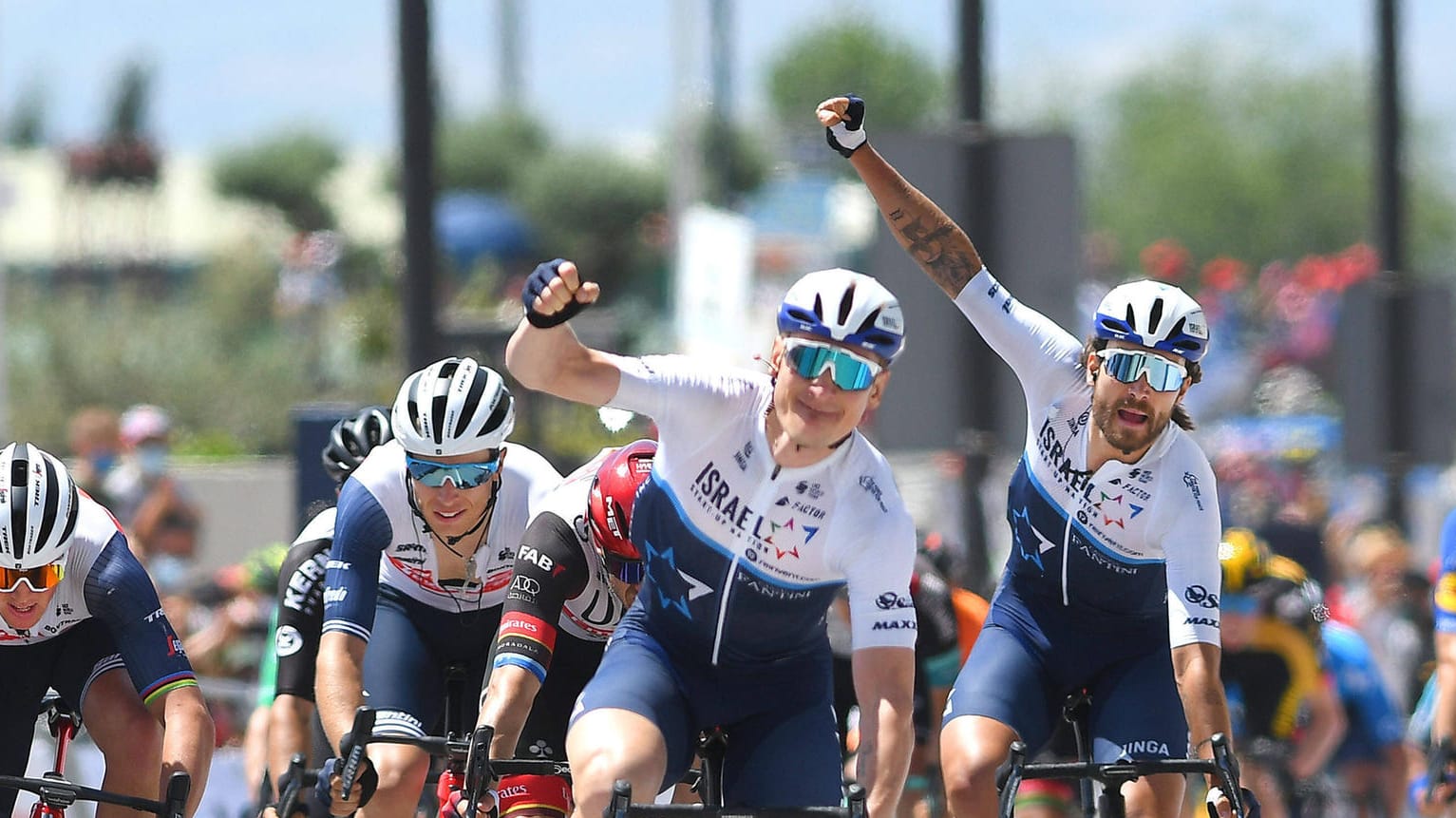 André Greipel und Rick Zabel jubeln: Greipel gewinnt die vierte Etappe der diesjährigen Spanien-Rundfahrt.