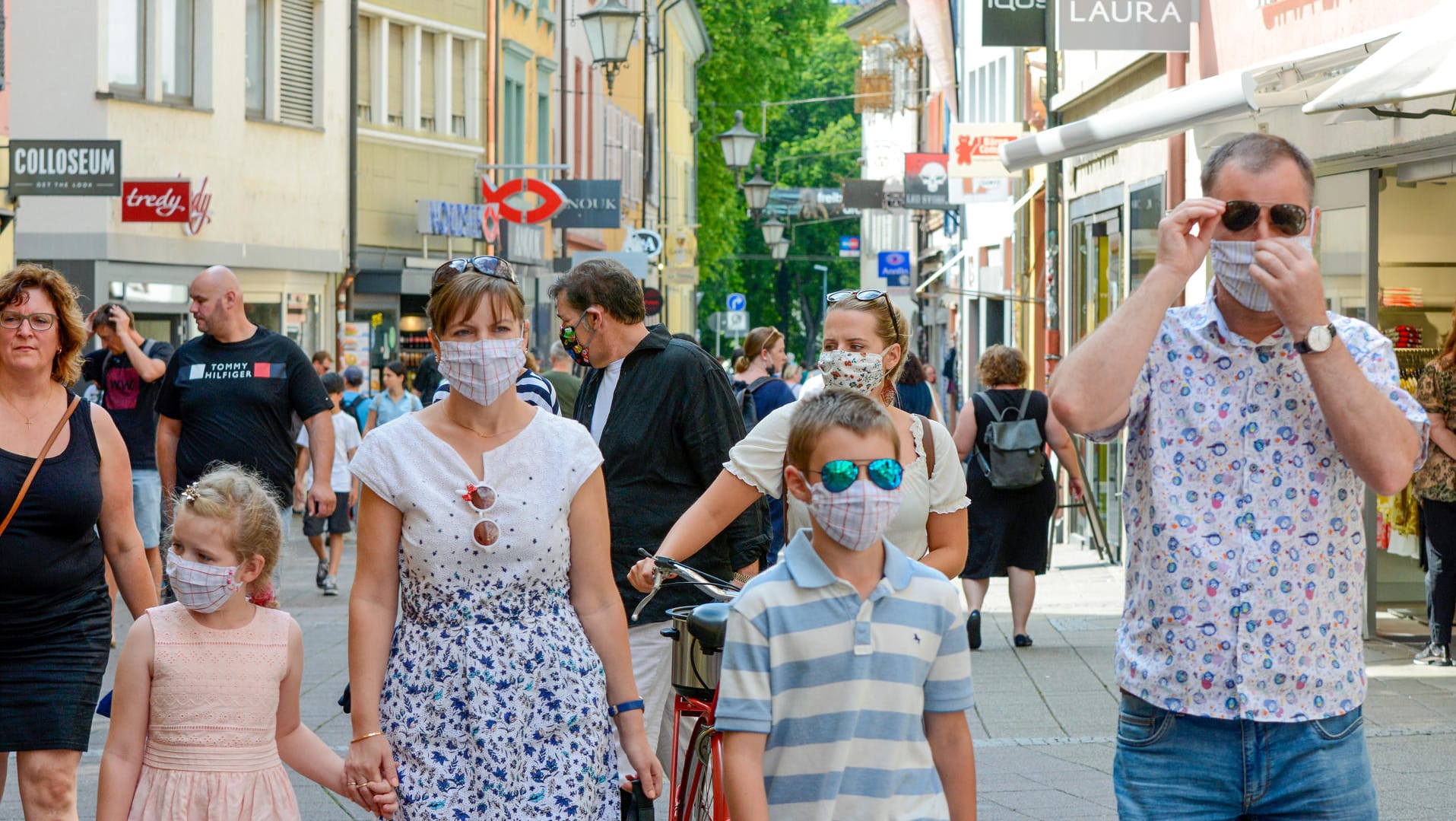 Familie beim Shoppen (Symbolbild): Die Verbraucherlaune verbessert sich deutlich.